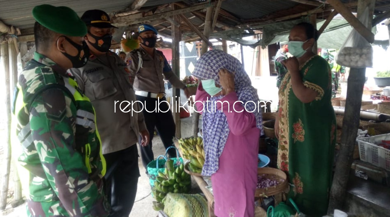 OPERASI YUSTISI - Personil Polsek dan Koramil Siman membagikan masker sekaligus memberi sanksi teguran kepada 5 orang pelanggar Prokes, Selasa (02/02/2021).
