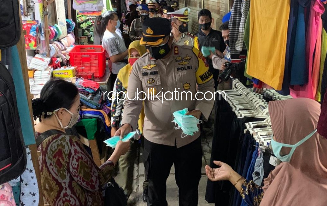 BAGI - Wakapolresta Sidoarjo AKBP Deny Agung Andriana dan pejabat utama Polresta Sidoarjo mendatangi para pedagang Pasar Larangan, Kecamatan Candi untuk mengedukasi pedagang dan konsumen yang belanja agar selalu memakai masker, Selasa (02/02/2021) sore.