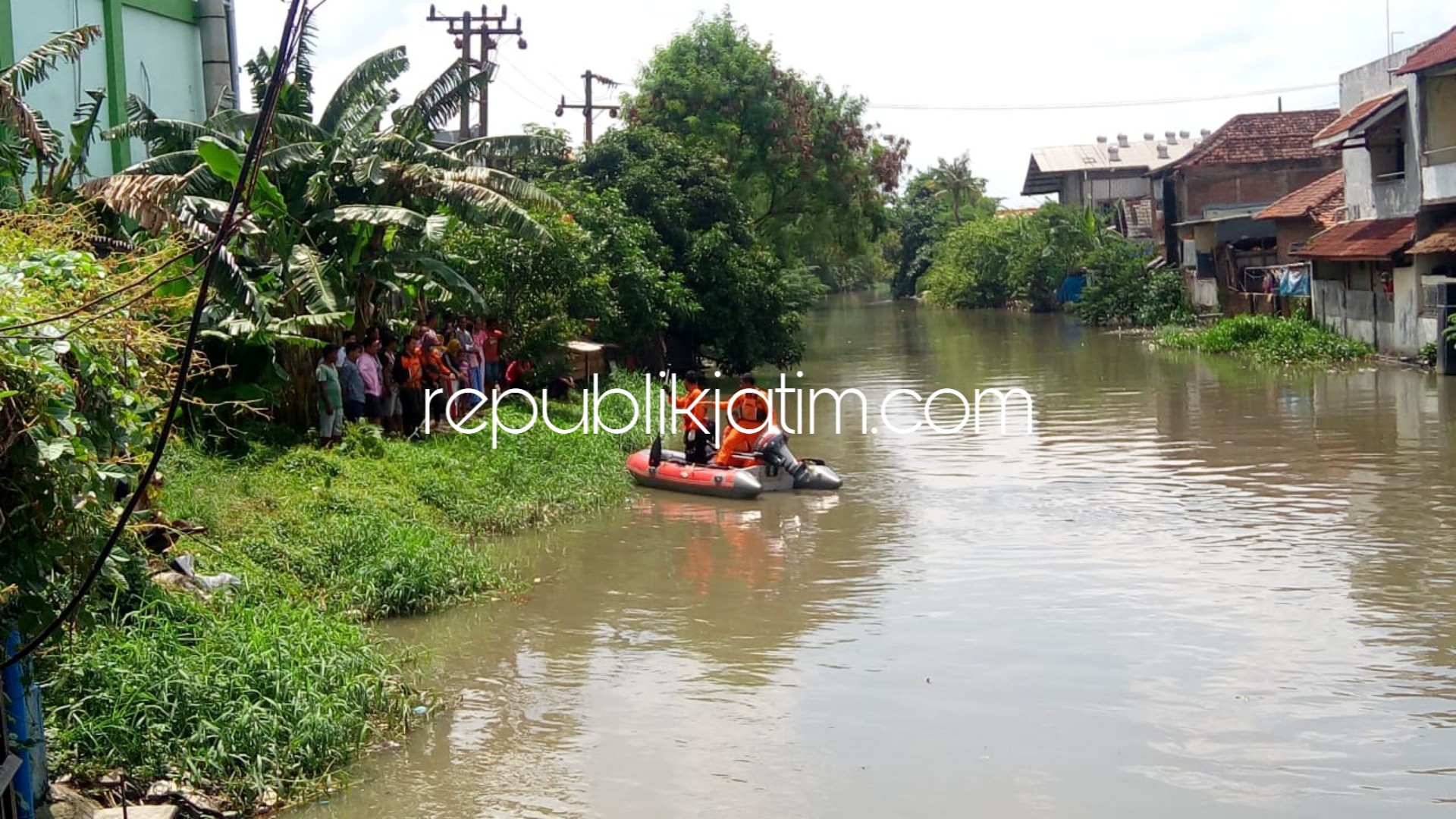 PENCARIAN - Tim Basarna mencari korban, Navis (3,5) yang tenggelam di Sungai Buntung, Desa Kepuhkiriman, Kecamatan Waru, Sidoarjo, Sabtu (02/02/2019).