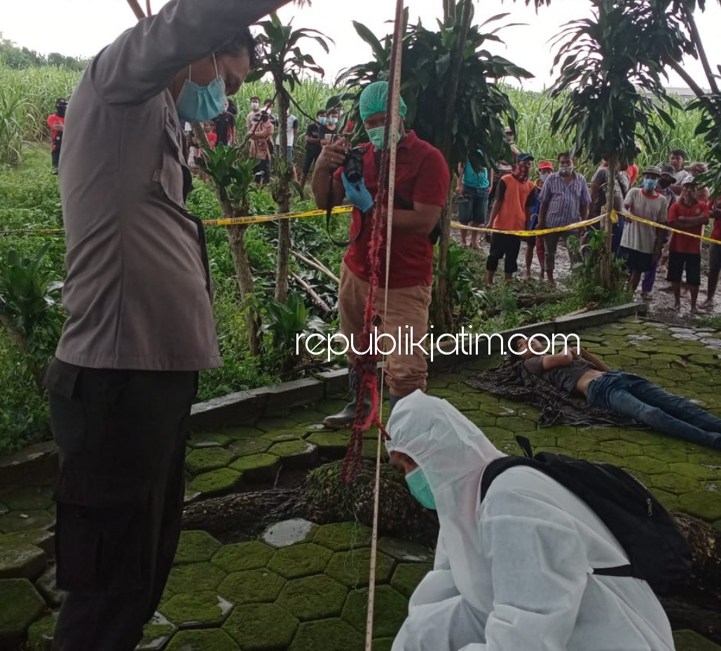 OLAH TKP - Sejumlah petugas Polsek Tarik dan Polresta Sidoarjo mengevakuasi jenazah AW (16) pelajar yang diduga tewas bunuh diri di salah satu Punden di Kecamatan Tarik, Sidoarjo, Selasa (02/02/2021) sore.
