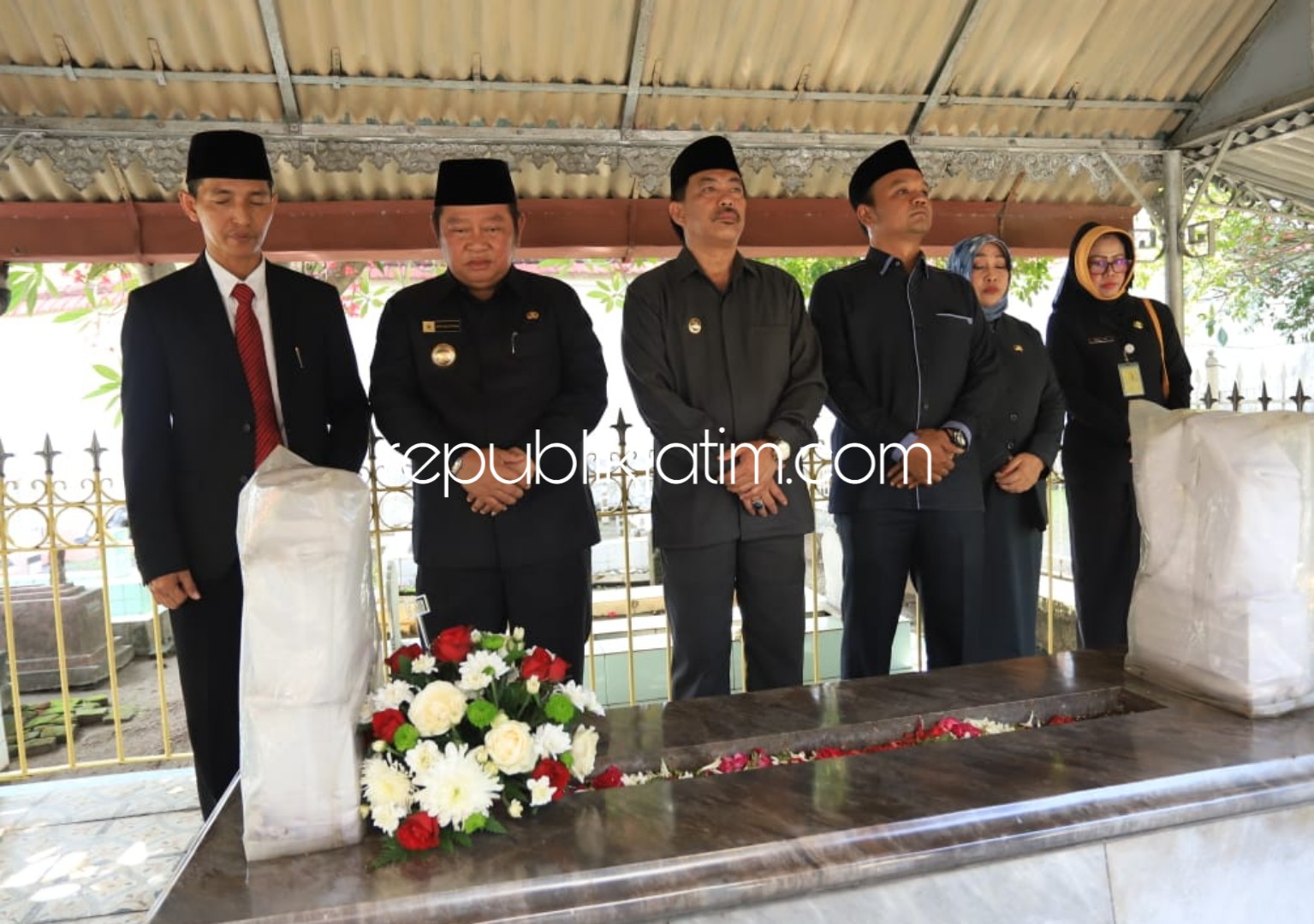 ZIARAH - Bupati Sidoarjo, Saiful Ilah Wakil Bupati Sidoarjo, Nur Ahmad Syaifuddin dan Ketua DPRD Sidoarjo, Sullamul Hadi Nurmawan berziarah ke makam para mantan Bupati Sidoarjo, Jumat (01/02/2019).