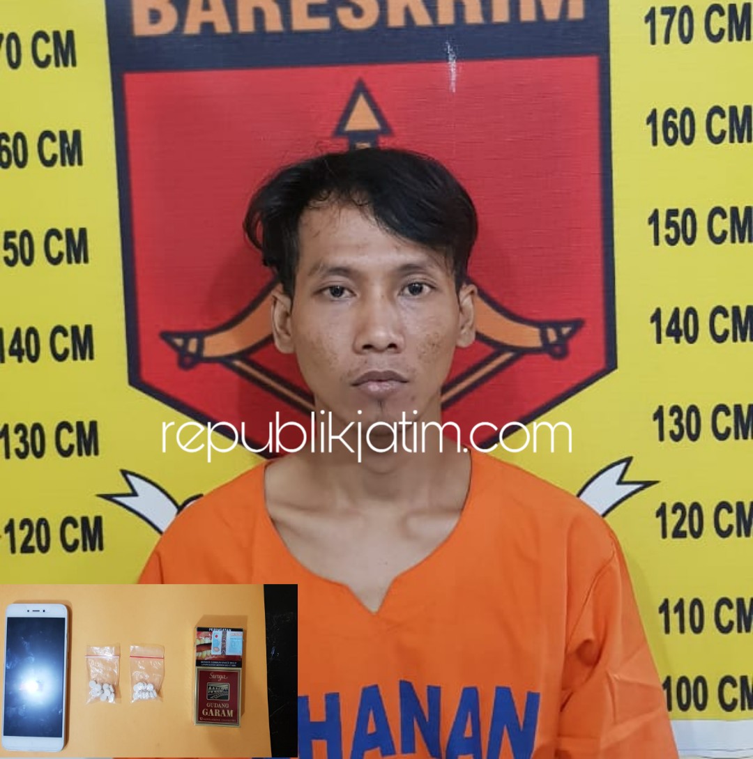 PENGEDAR - Pengedar pil koplo Saiful Ulum (28) warga Desa Semambung, Kecamatan Wonoayu, Sidoarjo diringkus Unit Reskrim Polsek Wonoayu beserta barang buktinya, Sabtu (02/02/2019).