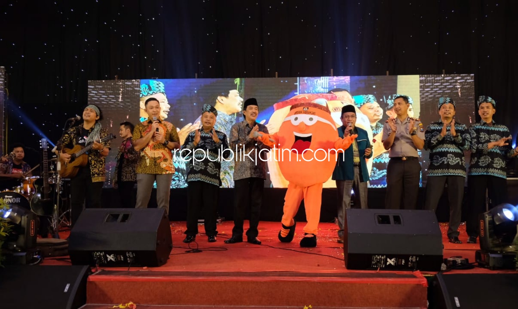 LAUNCHING - Ketua KPU Sidoarjo, M Iskak bersama Forkopimda memimpin acara launching tahapan Pilkada Sidoarjo 2020, di Ballroom The Sun Hotel Sidoarjo, Sabtu (01/02/2020) malam.