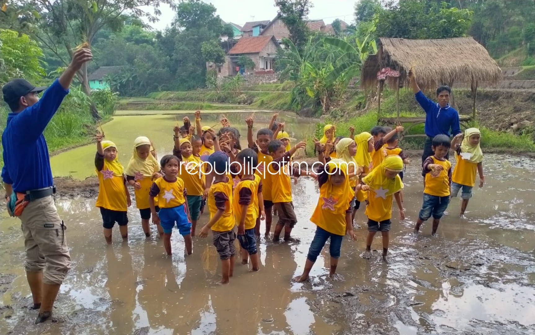 OUTBOND - Salah satu pembelajaran diluar kelas yang digelar KB TK ABA Krian, Sidoarjo dengan menggelar outbound di Makoya Wisata Alam Pandaan, Kabupaten Pasuruan, Sabtu (01/02/2020).
