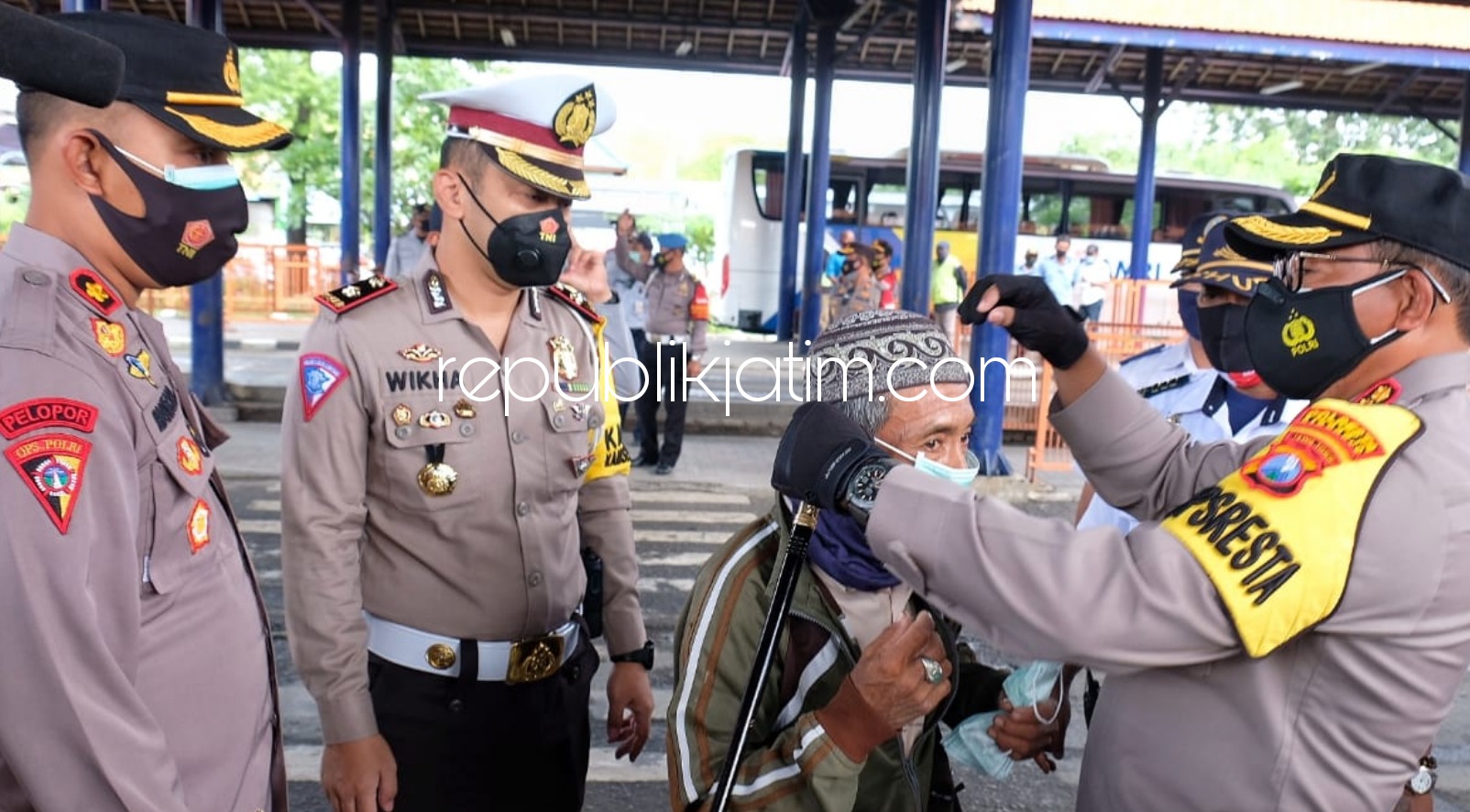 BAGI - Kapolresta Sidoarjo, Kombes Pol Sumardji memimpin pembagian 10.000 masker di Terminal Bungurasih, Kecamatan Waru, Sidoarjo, Selasa (02/02/2021).