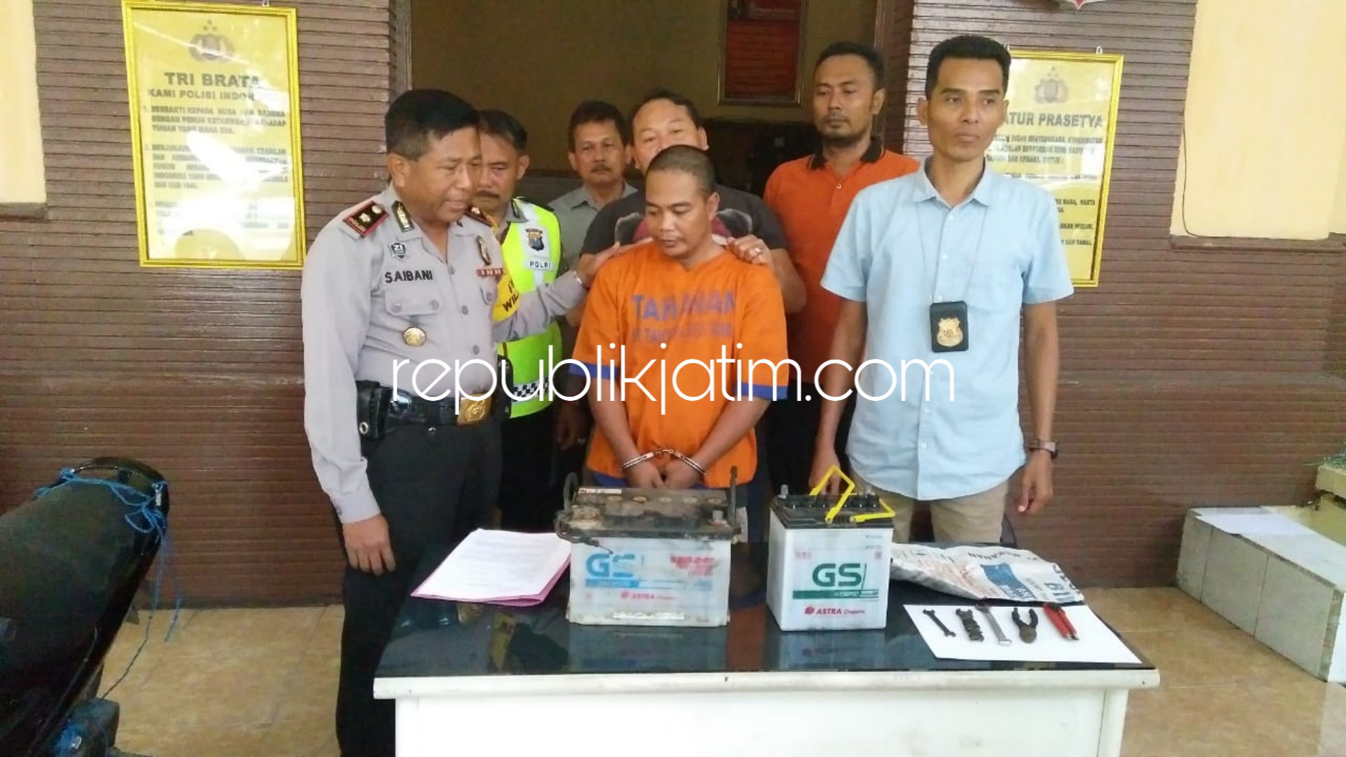 SPESIALIS - Tersangka spesialis pencurian aki, Moch Faisol (32) warga Kelurahan Sidodadi, Kecamatan Simokerto, Surabaya dijebloskan ke dalam tahanan Polsek Waru, Minggu (03/02/2019).