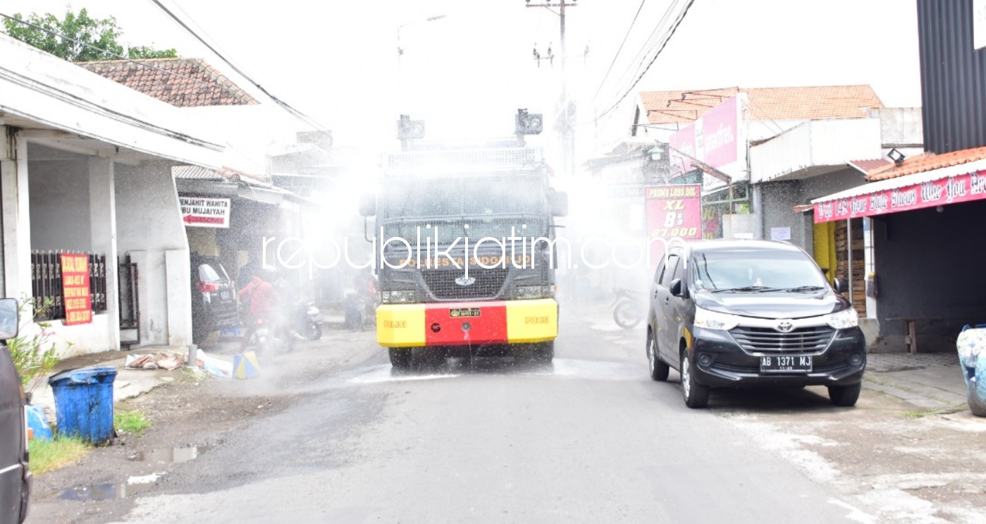 SEMPROT - Petugas Polresta Sidoarjo menyemprot disinfektan sejumlah lokasi untuk memerangi penyebaran Covid-19, Rabu (03/02/2021). 