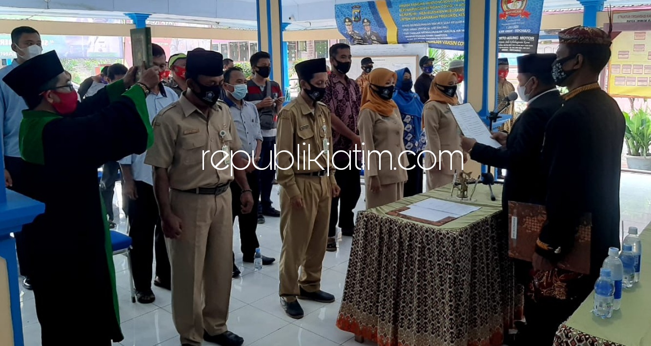 DILANTIK - Kades Jerukgamping, Kecamatan Krian, Sidoarjo, Moh Lubis Heryono memutasi dan melantik 4 perangkat desa setempat, Rabu (03/02/2021).