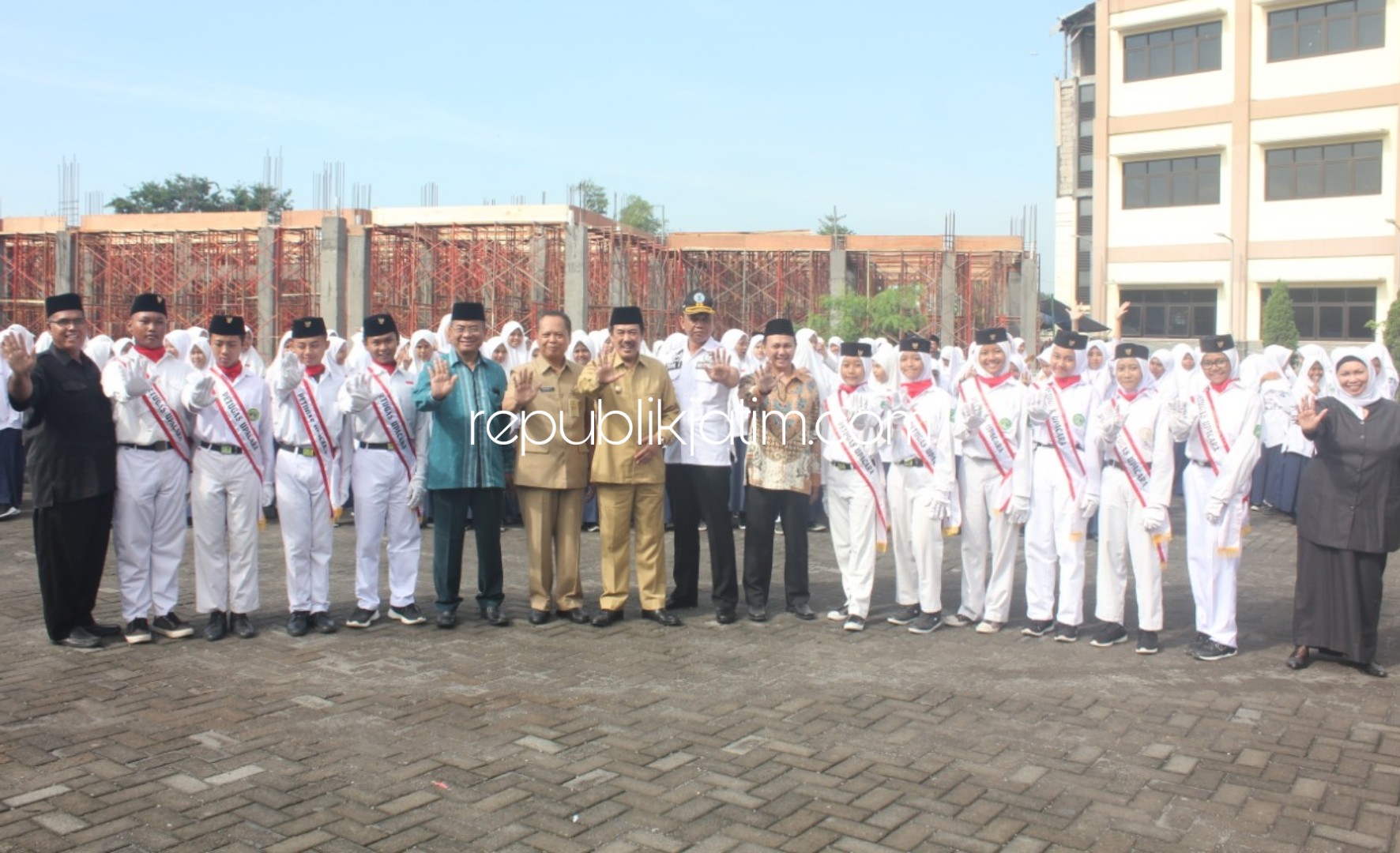 PERINGATKAN - Wabup Sidoarjo, Nur Ahmad Syaifuddin mengingatkan bahaya narkoba bagi kalangan pelajar di SMP YPM 1 Taman, Sidoarjo, Senin (03/02/2020).