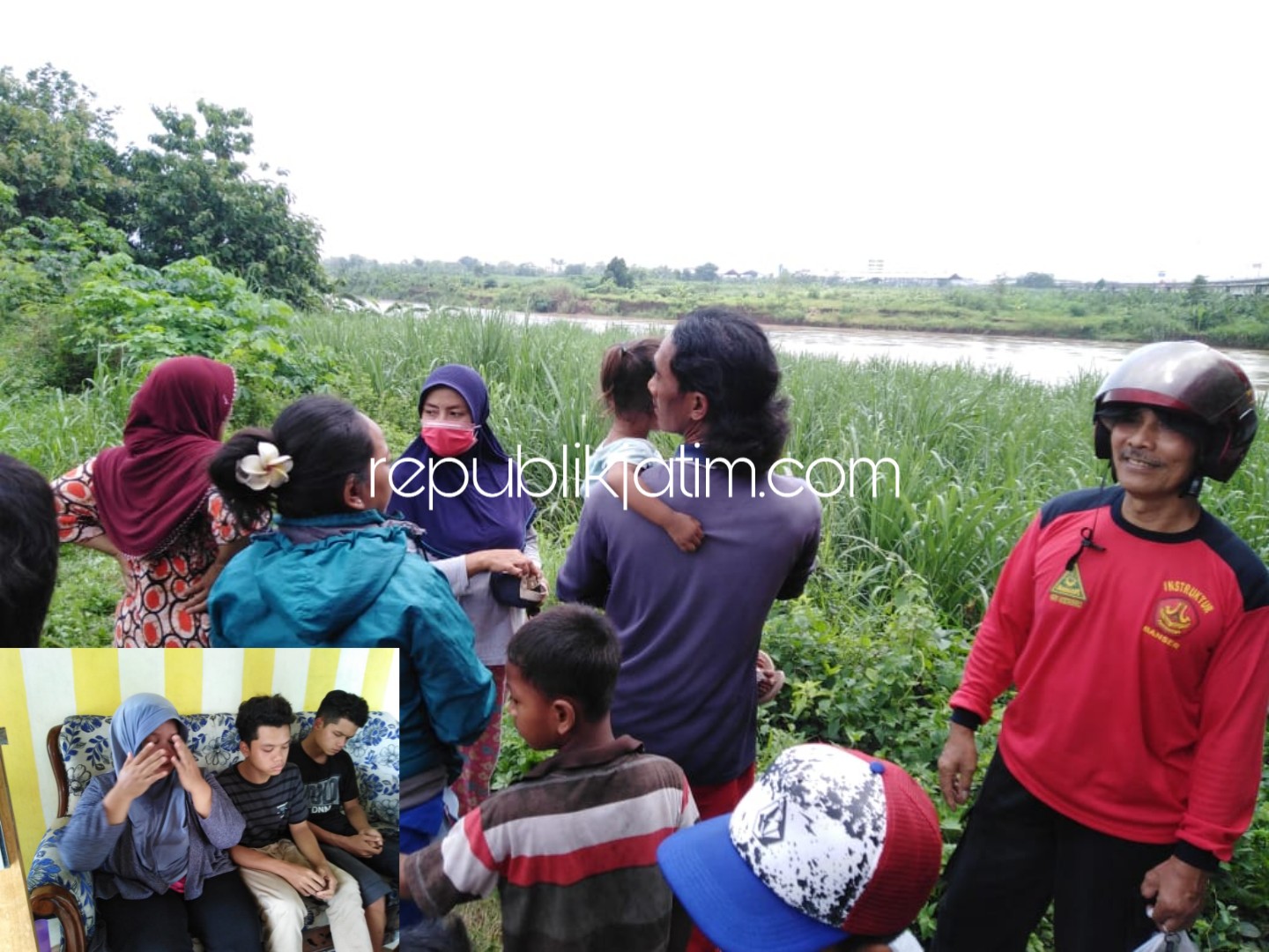 TERJEBUR - Puluhan warga Dusun Kluweh, Desa Kebonagung, Kecamatan Porong memadati lokasi terjeburnya Santoso (43) di bawah jembatan arteri Porong, Minggu (03/02/2019). Insert foto istri dan anak2 korban di rumah kerabatnya.