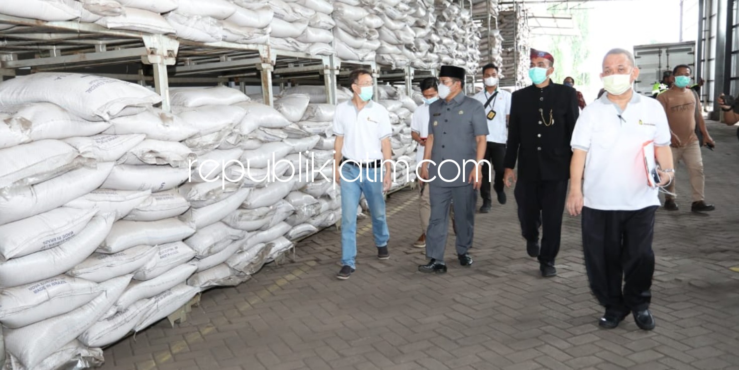 SIDAK - Pj Bupati Sidoarjo, Hudiyono menggelar sidak ke PT Aneka Kakao di Jalan Raya Desa Pilang, Kecamatan Wonoayu, Sidoarjo untuk memastikan penerapan Protokol Kesehatan (Prokes), Rabu (03/02/2021).