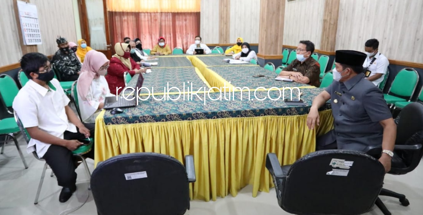SINKRONISASI - Pj Bupati Sidoarjo, Hudiyono minta agar tiga dinas melaksanakan sinkronisasi program untuk mengembangkan potensi wisata Sidoarjo dalam menaikkan Pendapatan Asli Daerah (PAD) saat sidak di Disporapar, Rabu (03/02/2021).