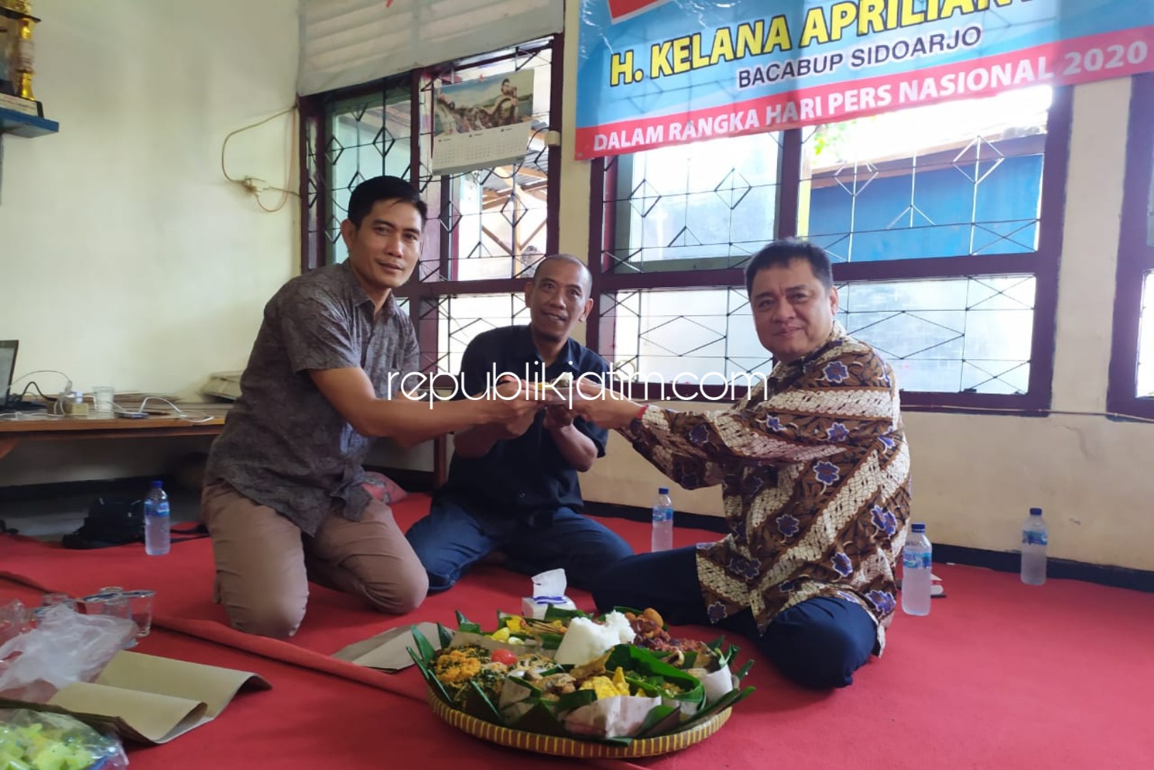TUMPENGAN - Bacabup Sidoarjo, Kelana Aprilianto tumpengan bersama puluhan wartawan Sidoarjo di Balai Wartawan untuk memperingati Hari Pers Nasional Tahun 2020, Selasa (04/02/2020). 