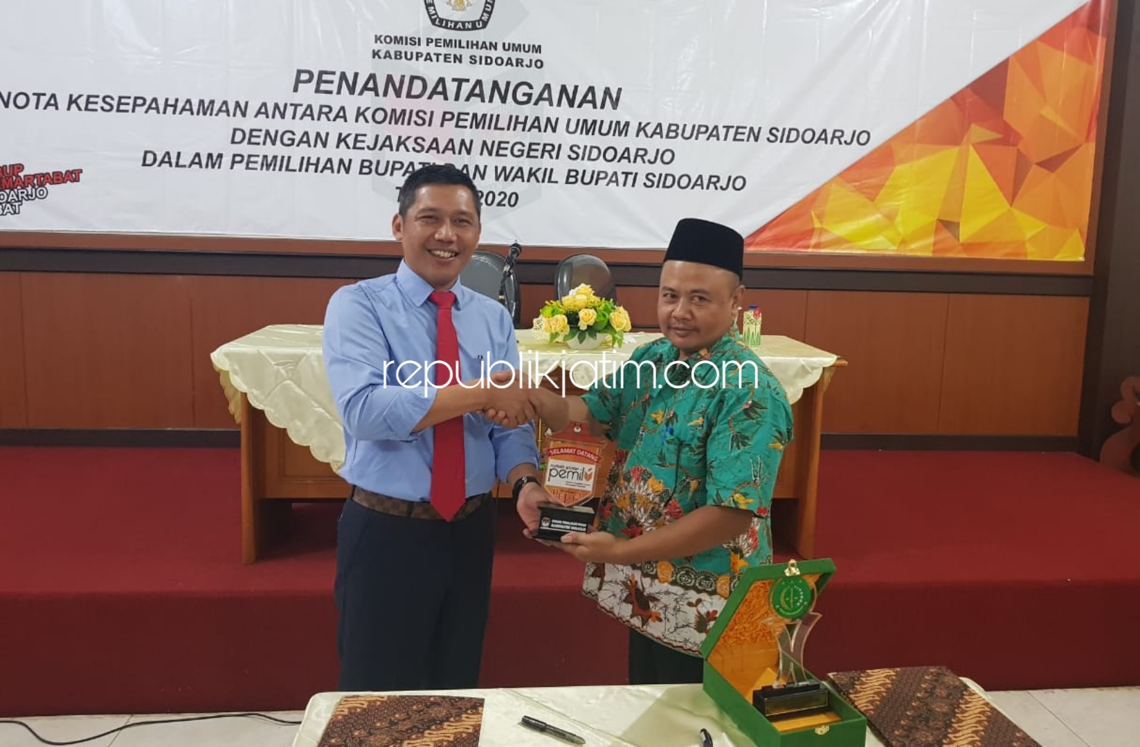 NOTA KESEPAHAMAN - Ketua KPU Sidoarjo, M Iskak dan Kepala Kejari Sidoarjo, Setiawan Budi Cahyono menandatangani Nota Kesepahaman (MoU) Pemilihan Bupati dan Wakil Bupati Sidoarjo Tahun 2020 di Aula Kantor Kejari Sidoarjo, Selasa (04/02/2020).