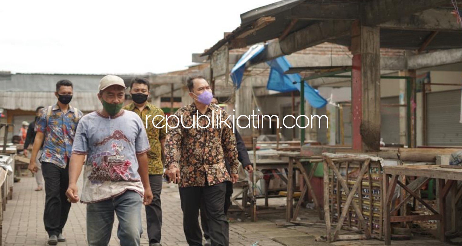 BANTUAN - Anggota Dewan Pakar DPP Partai Gerindra, Bambang Haryo Soekartono (BHS) mengunjungi Pasar Desa Balongdowo, Kecamatan Candi, Sidoarjo yang diterjang angin puting beliung, Kamis (04/02/2021).