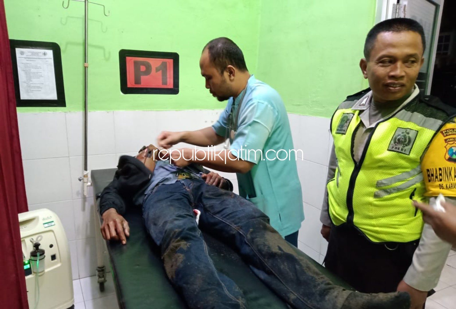 TERKAPAR - Pengendara motor Honda Verza CB 150 bernopol AE 6268 SX, Nurrohman terkapar di JL Raya Pulung-Kesugihan, Desa Plunturan, Kecamatan Pulung usai menabrak dump truk bernopol KT 8114 MQ yang dikemudikan Eko Purnomo warga Pulung, Senin (03/02/2020) 