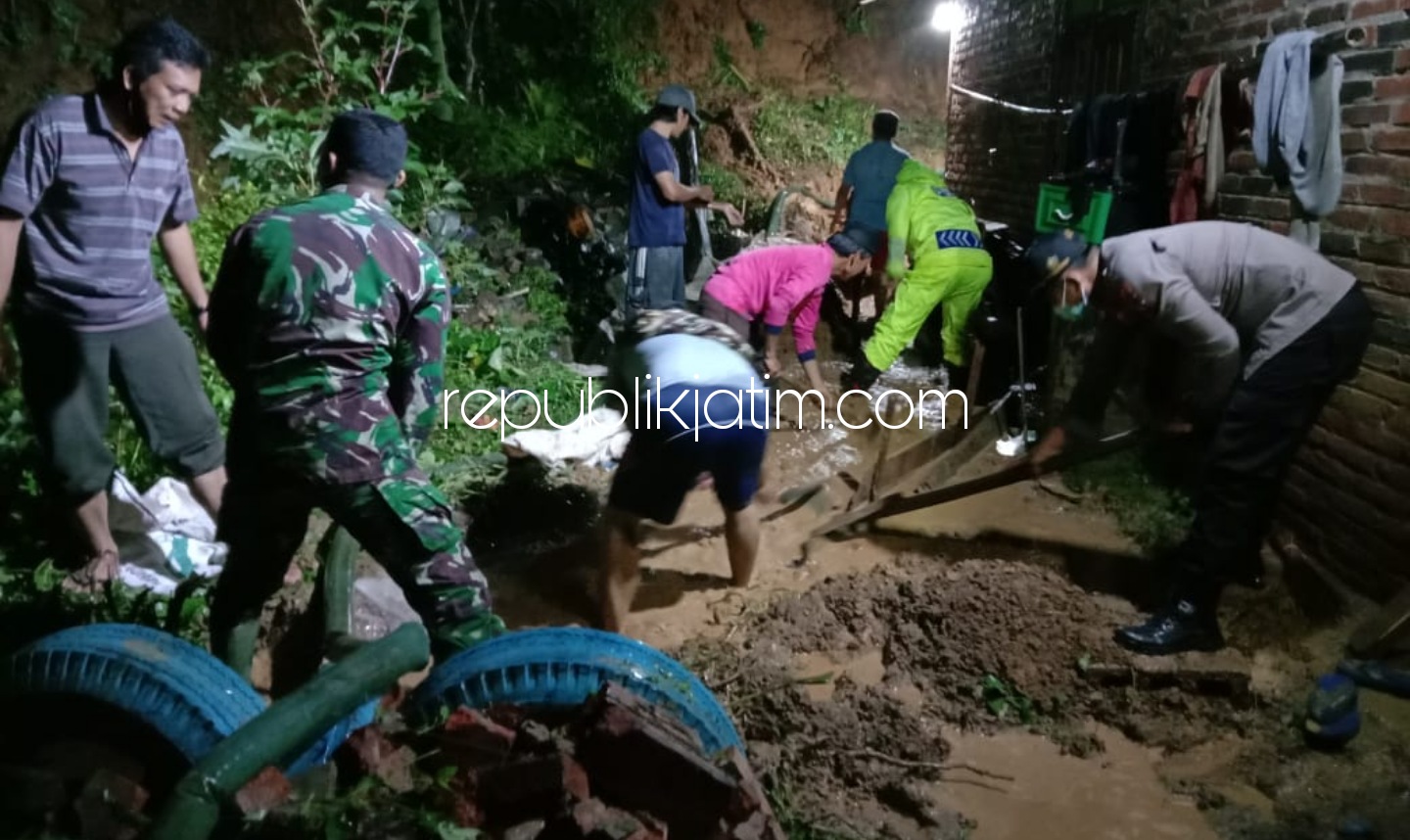 LONGSOR - Sebanyak empat rumah warga di tiga desa di Kecamatan Pulung, Ponorogo rusak diterjang longsor, Rabu (03/02/2021) malam. 