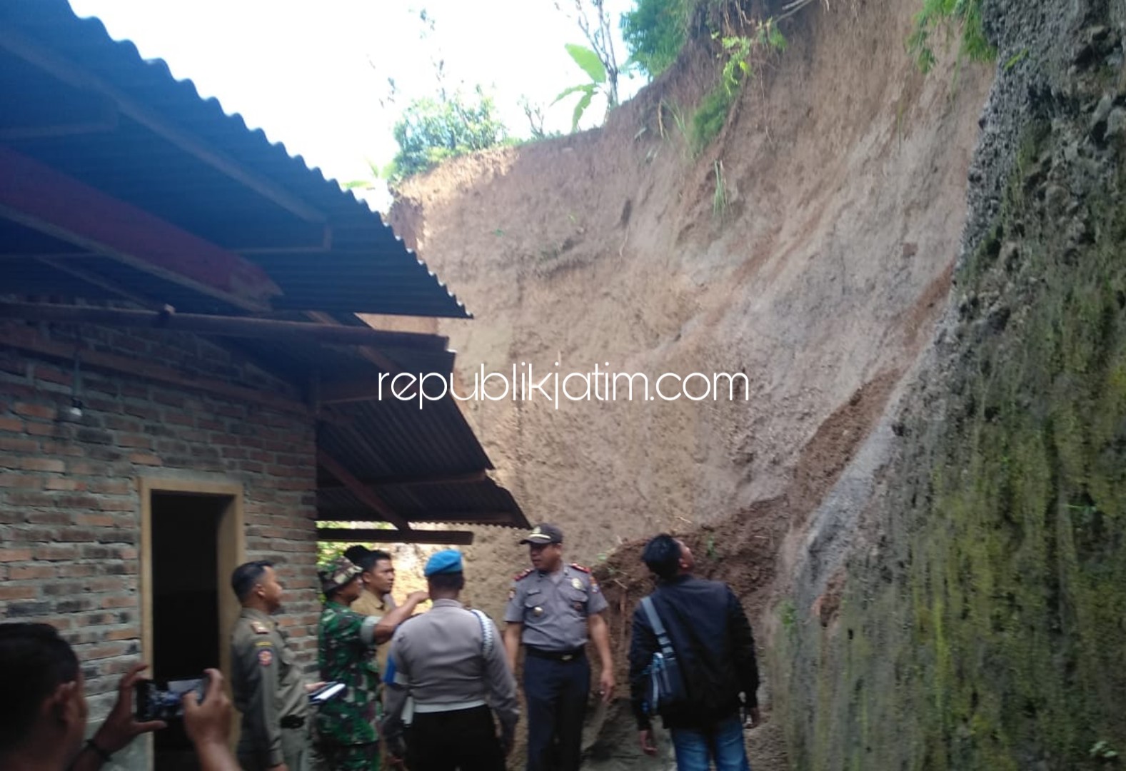 LONGSOR - Kapolsek Ngebel, AKP Haryono memimpin langsung sidak ke rumah Rebo (55) warga Dusun Seglagah, Desa Sempu, Kecamatan Ngebel, Ponorogo yang rusak dapurnya akibat diterjang longsoran tebing setinggi 8 meter, Selasa (04/02/2020).