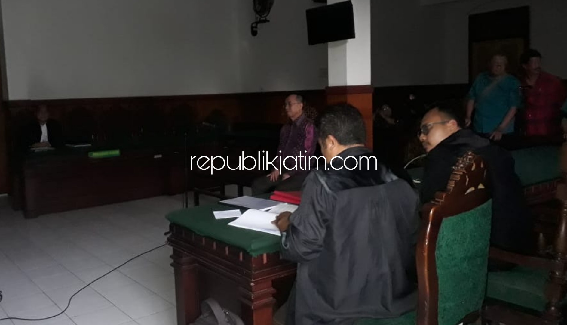 TUNTUTAN - Terdakwa Henry J Gunawan saat mendengarkan tuntutan kasus dugaan penyerobotan lahan milik Puskopkar Jatim di Pengadilan Negeri Sidoarjo bersama empat terdakwa lainnya dengan tuntutan 5 sampai 6 tahun penjara, Senin (03/02/2020).