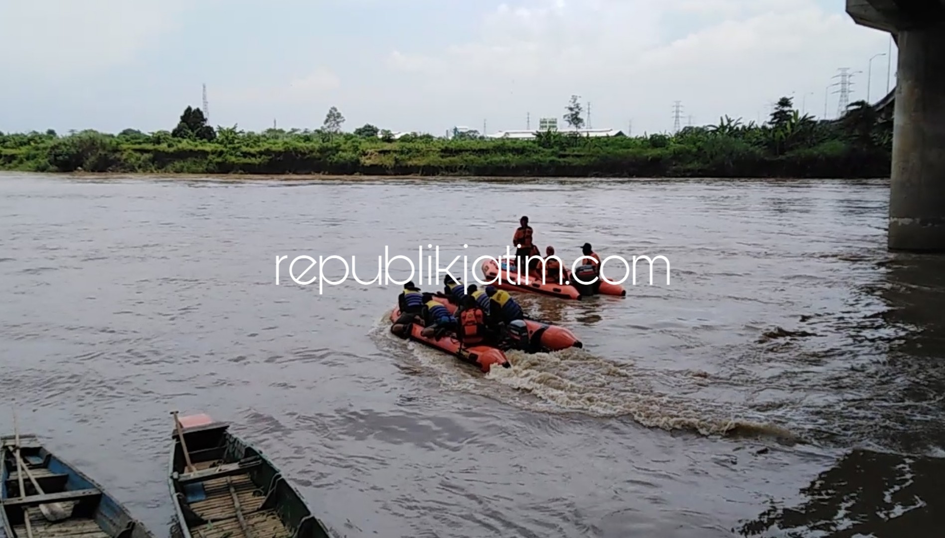 PENCARIAN - Tim gabungan Basarnas, Tagana, polisi dan warga bergotong royong mencari korban Santoso di sepanjang aliran Sungai Brantas Porong belum membuahkan hasil, Senin (04/02/2019).