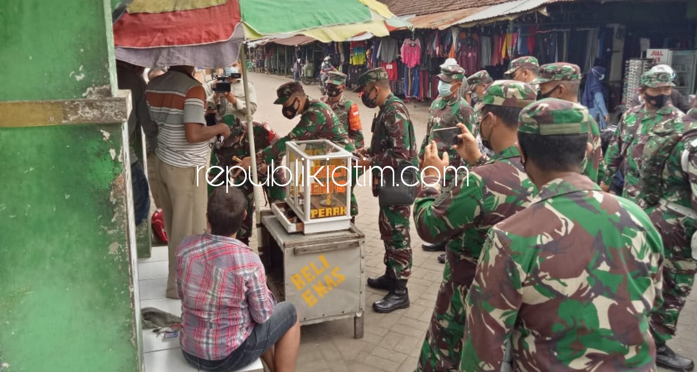 BAGI - Komandan Korem 084/Bhaskara Jaya Brigjen TNI Herman Hidayat Eko Atmojo didampingi Dandim 0816 Sidoarjo, Letkol Inf M Iswan Nusi membagikan masker ke warga Taman di sekitar Koramil Taman, Kamis (04/02/2021).