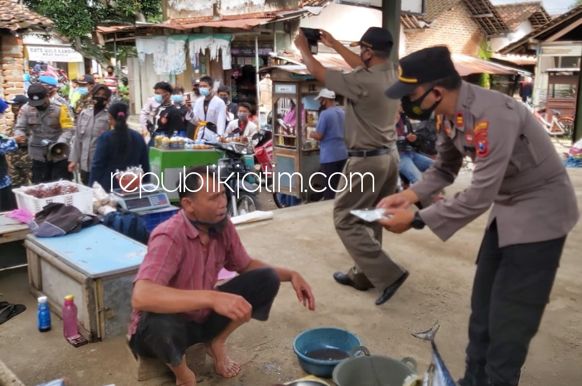 BAGI MASKER - Dalam hitungan satu jam 750 masker habis dibagikan ke pengunjung pasar dan di perempatan lampu merah Siman, Ponorogo, Kamis (04/02/2021).