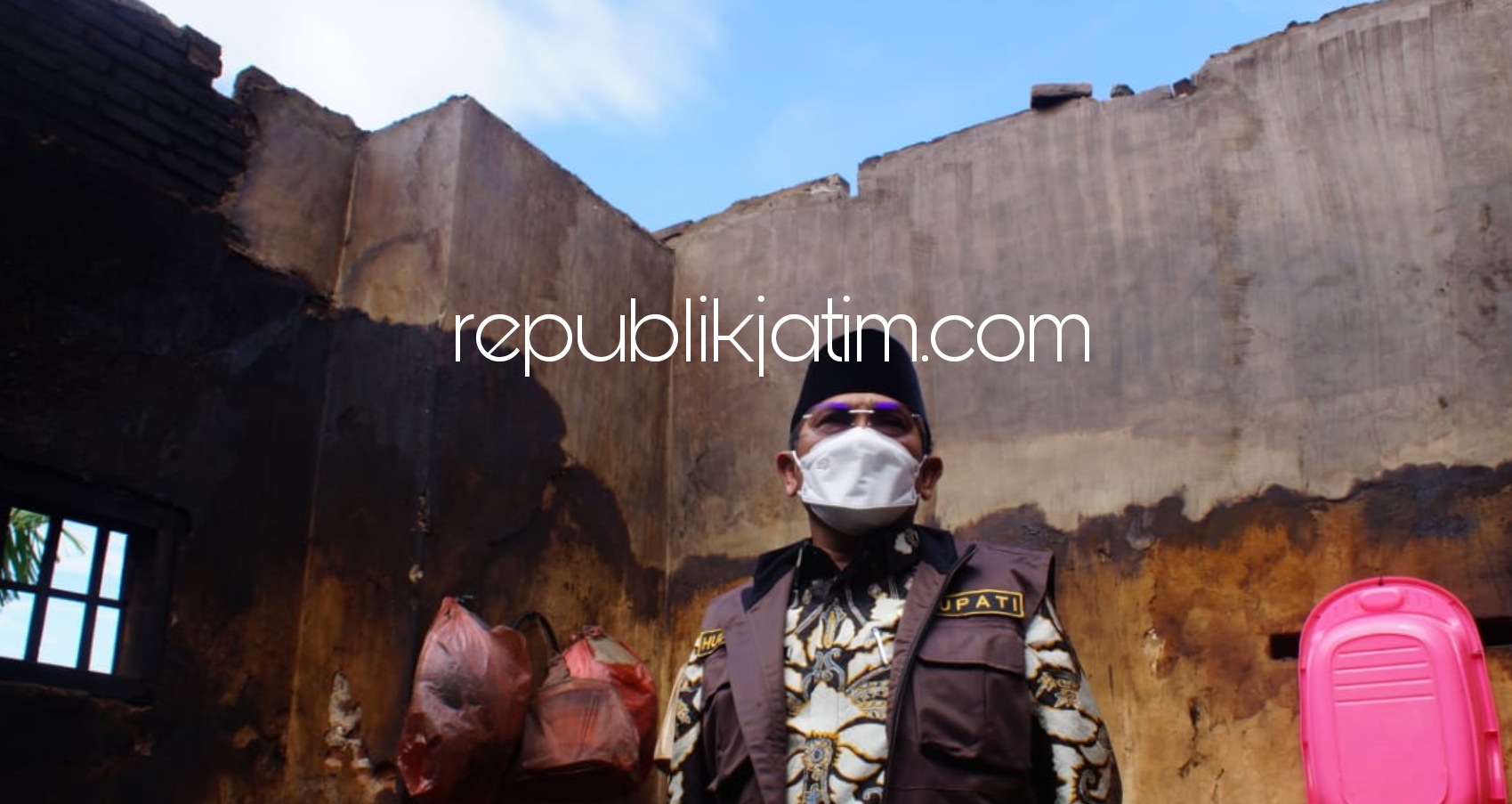 BANTUAN - Pj Bupati Sidoarjo, Hudiyono menyerahkan bantuan sembako kepada puluhan korban puting beliung di Desa Balongdowo, Kecamatan Candi, Sidoarjo, Kamis (04/02/2021).