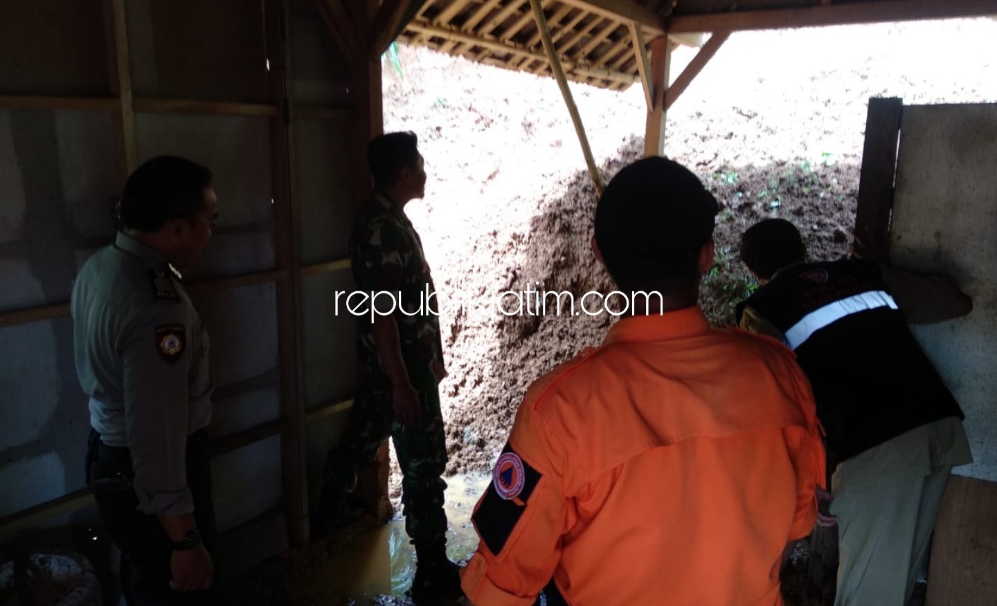 JEBOL- Rumah milik Toeran warga Dusun Srayu, Desa Juruk, Kecamatan Sooko, Ponorogo yang masih berdinding sejenis asbes jebol diterjang longsor, Selasa (04/02/2020).