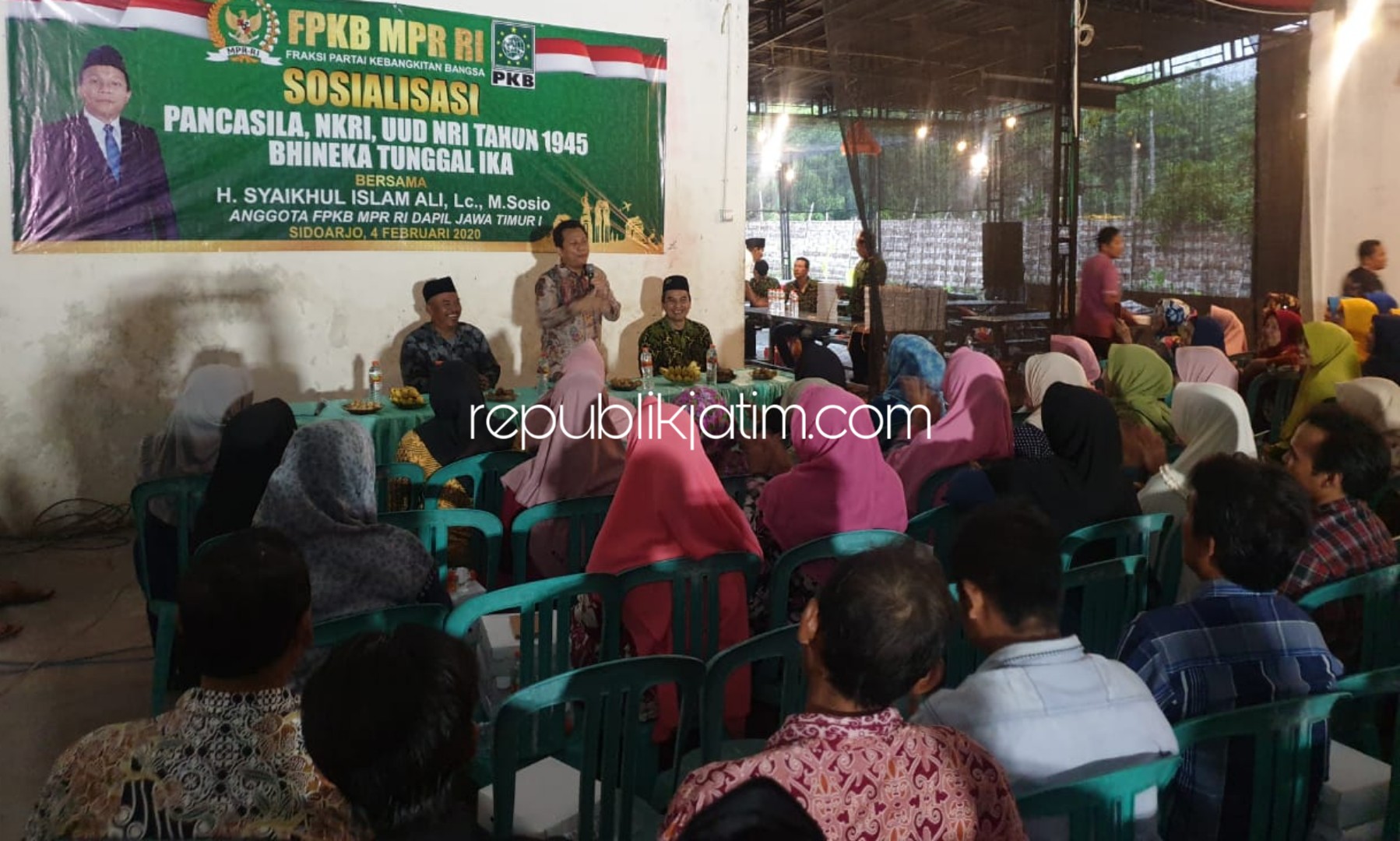SOSIALISASI - Anggota MPR RI dan DPR RI, Syaikhul Islam Ali mensosialisasikan 4 pilar kebangsaan dihadapan ratusan Tokoh Masyarakat (Tomas) Tulangan dan warga Desa Kenongo, Kecamatan Tulangan, Sidoarjo, Selasa (04/02/2020).