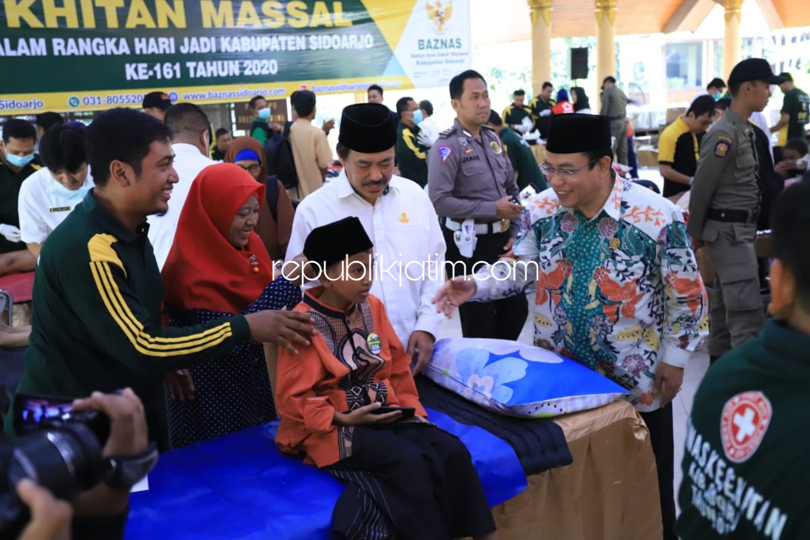 MASSAL - Sekitar 240 anak mengikuti khitan massal yang digelar di Pendopo Pemkab Sidoarjo, Rabu (05/02/2020).