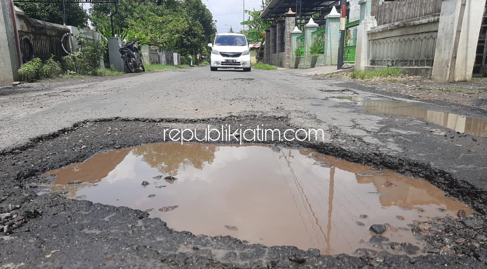 BERLUBANG - Kondisi JL Raya Desa Singogalih, Kecamatan Tarik, Sidoarjo yang dipenuhi puluhan lubang mengangah dikeluhkan warga dan pengguna jalan, Rabu (05/02/2020).