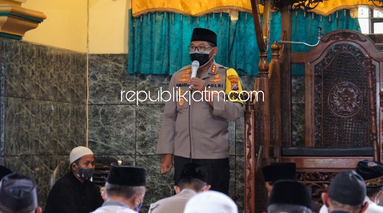 EDUKASI - Kapolresta Sidoarjo, Kombes Pol Sumardji memberikan edukasi ke jamaah salat Jumat di Masjid Al Fudlola, Porong, Sidoarjo soal pentingnya penerapan protokol kesehatan, Jumat (05/02/2021).