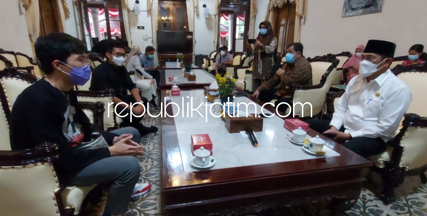 VAKSIN - Pj Bupati Sidoarjo, Hudiyono memimpin rapat koordinasi soal rencana vaksinasi tenaga pelayanan usai vaksinasi tenaga medis di Pendopo Delta Wibawa, Jumat (05/02/2021).