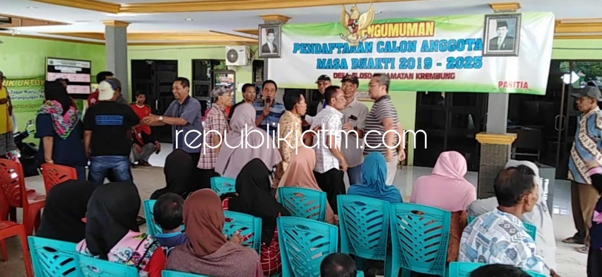 ADU JOTOS - Sejumlah warga yang memprotes pemotongan uang pengembalian barang bukti senilai Rp 371 juta dari Kejaksaan Negeri (Kejari) Sidoarjo nyaris adu jotos dengan panitia PTSL Desa Ploso, Kecamatan Krembung, Sidoarjo, Minggu (05/02/2019).