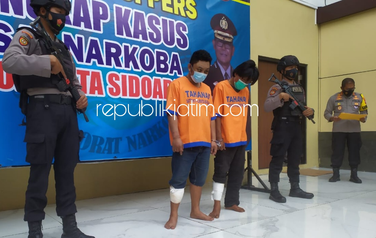 DITEMBAK - Dua pengedar narkoba ditembak kakinya lantaran melawan petugas saat hendak ditangkap bersama barang buktinya 5 ons sabu-sabu dan 13.000 pil doubel L, Jumat (05/02/2021).