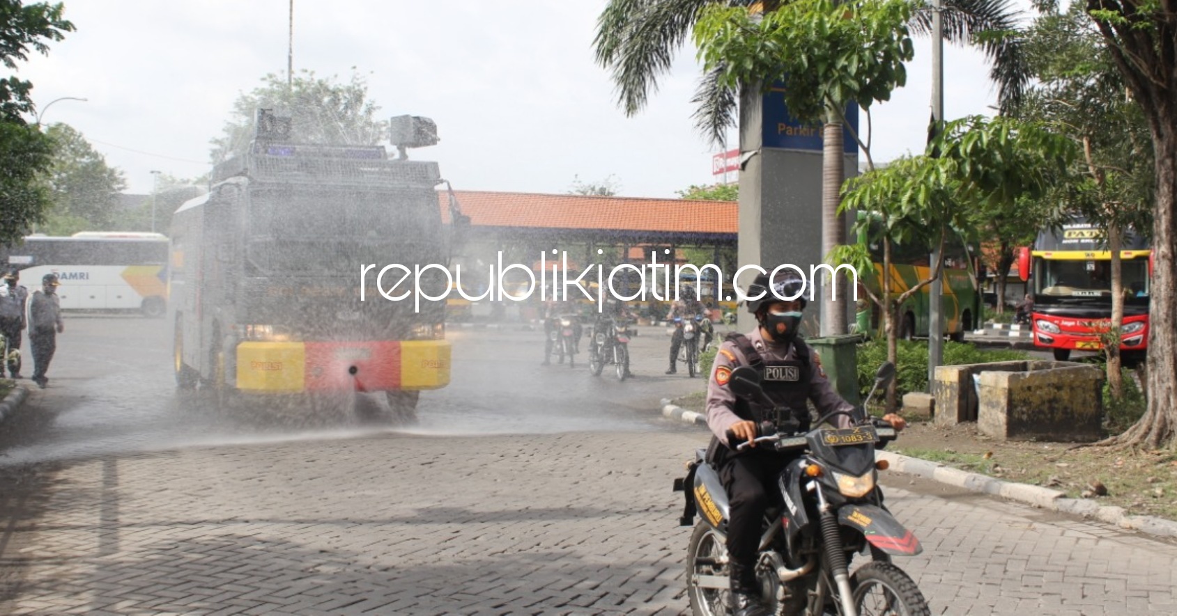 PENYEMPROTAN - Polresta Sidoarjo menyemprot disinfektan di sejumlah wilayah di kawasan perumahan, seperti di Magersari Permai di Terminal Bus Bungurasih, Kecamatan Waru, Sidoarjo, Sabtu (06/02/2021).