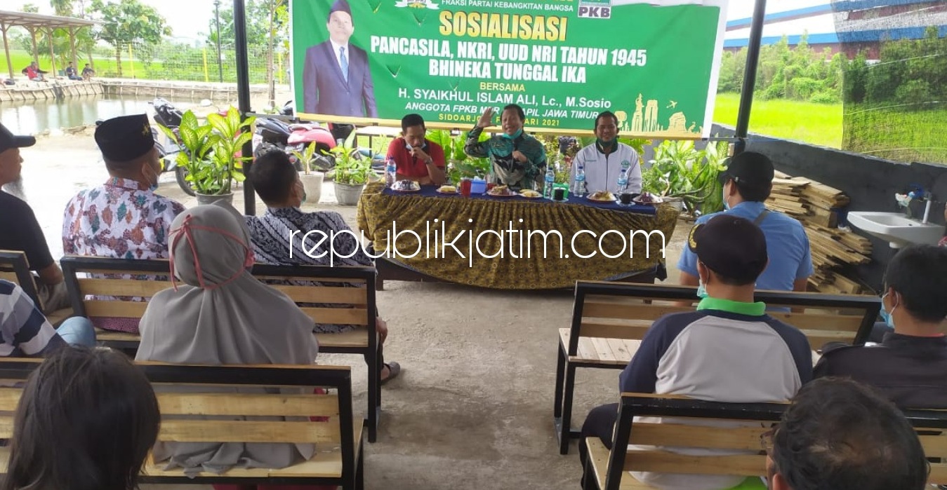 SOSIALISASI - Aggota Fraksi PKB DPR RI, Syaikhul Islam Ali (Gus Syaikhul) menyampaikan 4 pilar kebangsaan kepada para konstituennya di salah satu pemancingan Desa Ponokawan, Kecamatan Krian, Sidoarjo, Selasa (02/02/2021).