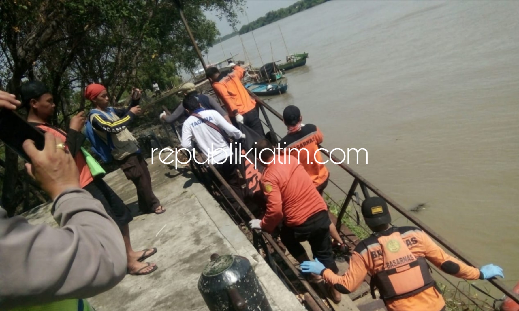 EVAKUASI - Tim petugas gabungan mengevakuasi mayat perempuan tanpa identitas yang dikira Santoso di Dermaga Tlocor, Desa Kedungpandan, Kecamatan Jabon, Sidoarjo, Rabu (06/02/2019).