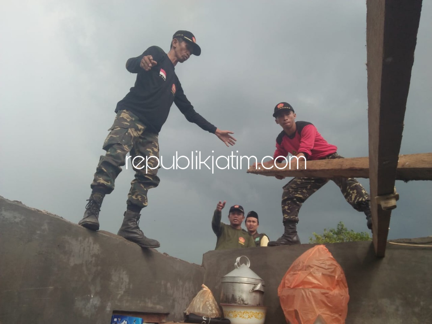 BANTUAN - Lazisnu Sidoarjo membantu perbaikan rumah korba puting beliung di Kecamatan Sedati dan Kecamatan Buduran, Sidoarjo serta menyalurkan bantuan senilai Rp 25 juta, Selasa (05/02/2019).