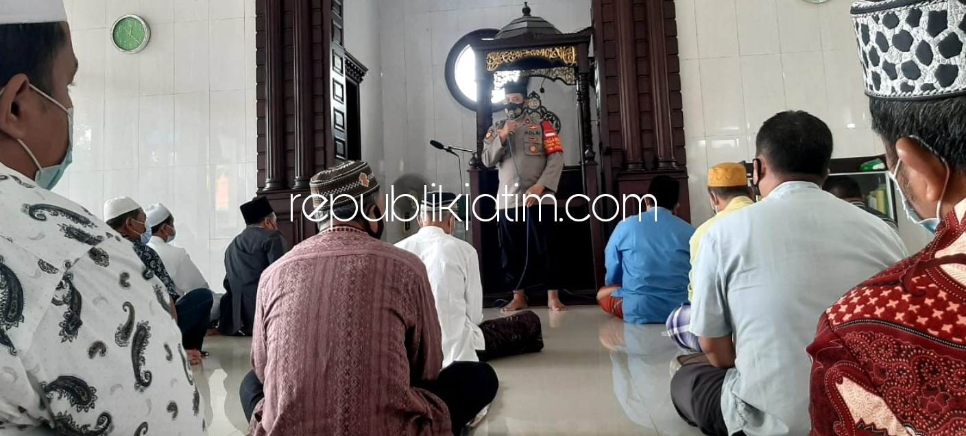 SOSIALISASI - Kapolsek Krian, Kompol Mukhlason bersama sejumlah anggota Polsek Krian bersama muspika Krian dibantu takmir membagikan masker dan sosialisasi PPKM kepada para jamaah, Jumat (05/02/2021).