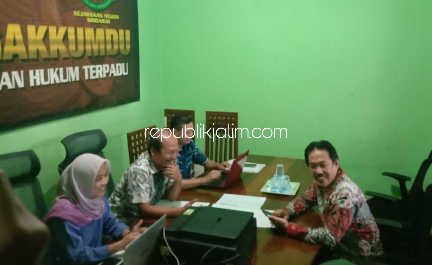 DIPERIKSA - Plt Bupati Sidoarjo, Nur Ahmad Syaifuddin memenuhi panggilan Bawaslu Sidoarjo terkait penggunaan logo Pemkab Sidoarjo bersama pasangan Bacawabupnya, Mimik Idayana, Jumat (07/02/2020).