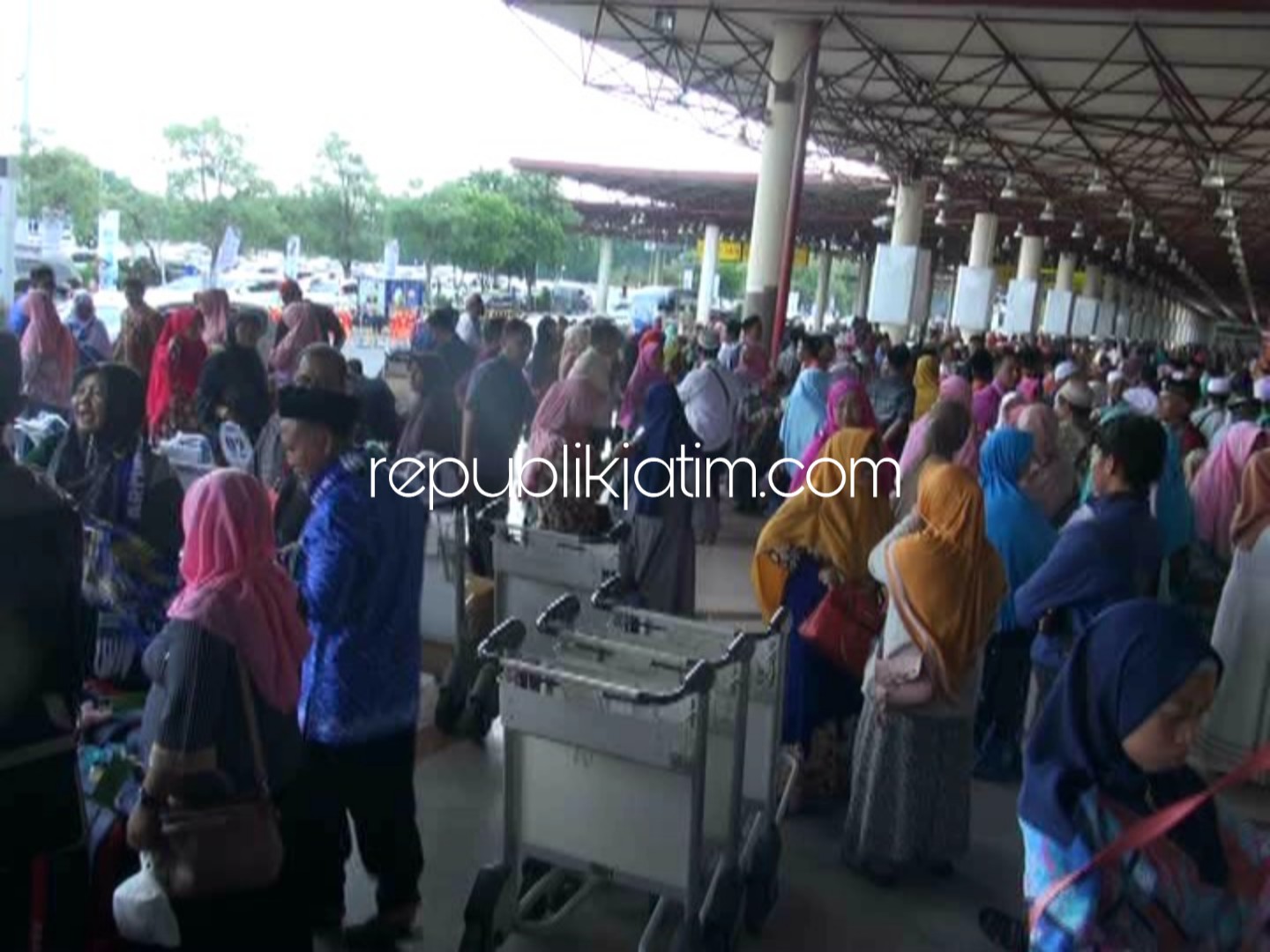 DELAY - Para calon penumpang pesawat yang hendak berangkat melalui Bandara Internasional Juanda Sidoarjo terpkasa delay lantaran runway mengelupas hingga 3 jam penerbangan ditutup, Kamis (07/02/2019).