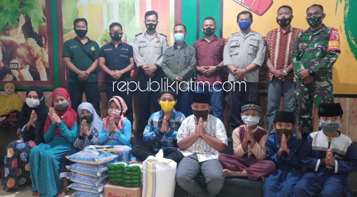 BANTUAN - Puluhan anak yatim Yayasan Al Muzammil Desa Sebani, Kecamatan Tarik, Sidoarjo menerima bantuan sembako dan uang tunai dari anggota Polsek dan Koramil Tarik, Minggu (07/02/2021).