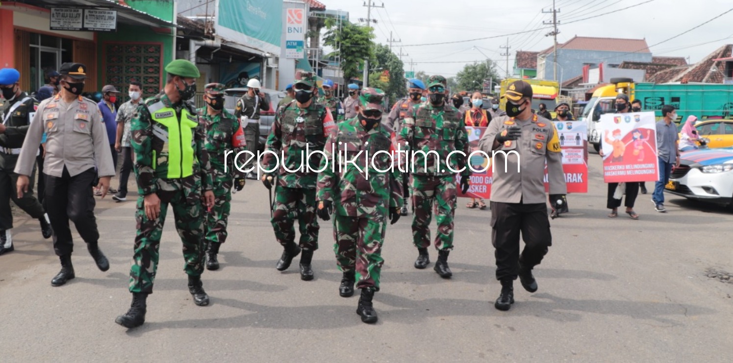 KUNKER - Kunjungan Irdam V Brawijaya, Brigjen TNI Arie Subekti didampingi Kapolres Ponorogo, AKBP Mochamad Nur Azis meninjua operasi yustisi di tiga pasar dan Kampung Tangguh Covid-19, Jumat (05/02/2021).