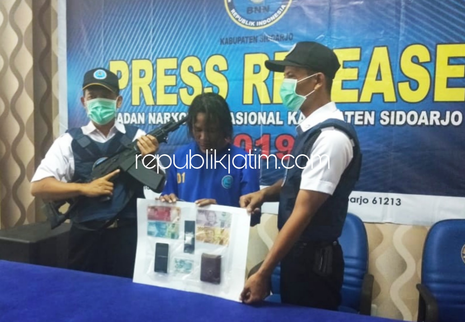 DIRINGKUS - Fakrul Rosidi (23) warga Tambakasri, Moro Kembangan, Surabaya ditangkap petugas BNN Sidoarjo karena kedapatan membawa sabu-sabu seberat 2,1 gram, Kamis (07/02/2019).