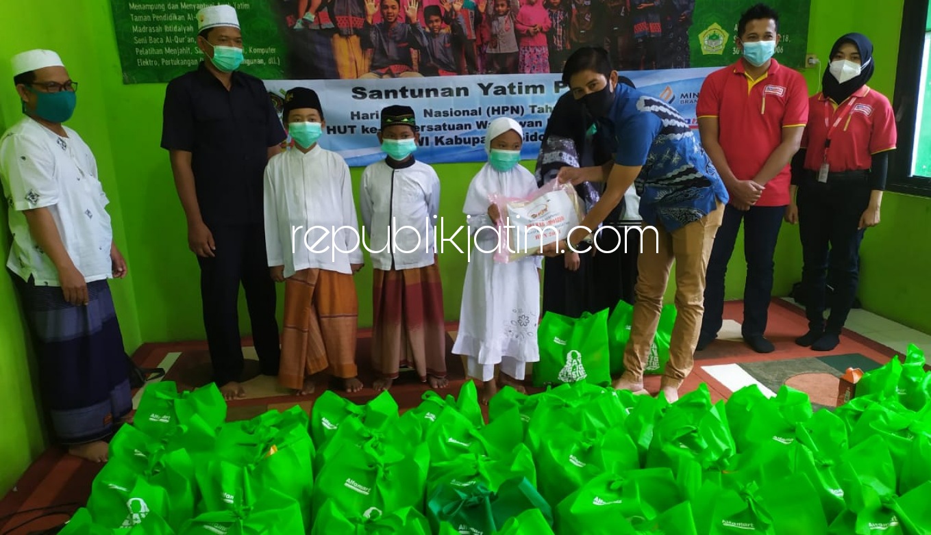 SANTUNAN - Ketua PWI Sidoarjo, Abdul Rouf menyerahkan bantuan sembako dan uang tunai ke anak yatim di Panti Asuhan Roudlotul Jannah, Dusun Salam, Desa Suko, Kecamatan/Kabupaten Sidoarjo dalam menyambut HPN 2021, Senin (08/02/2021).