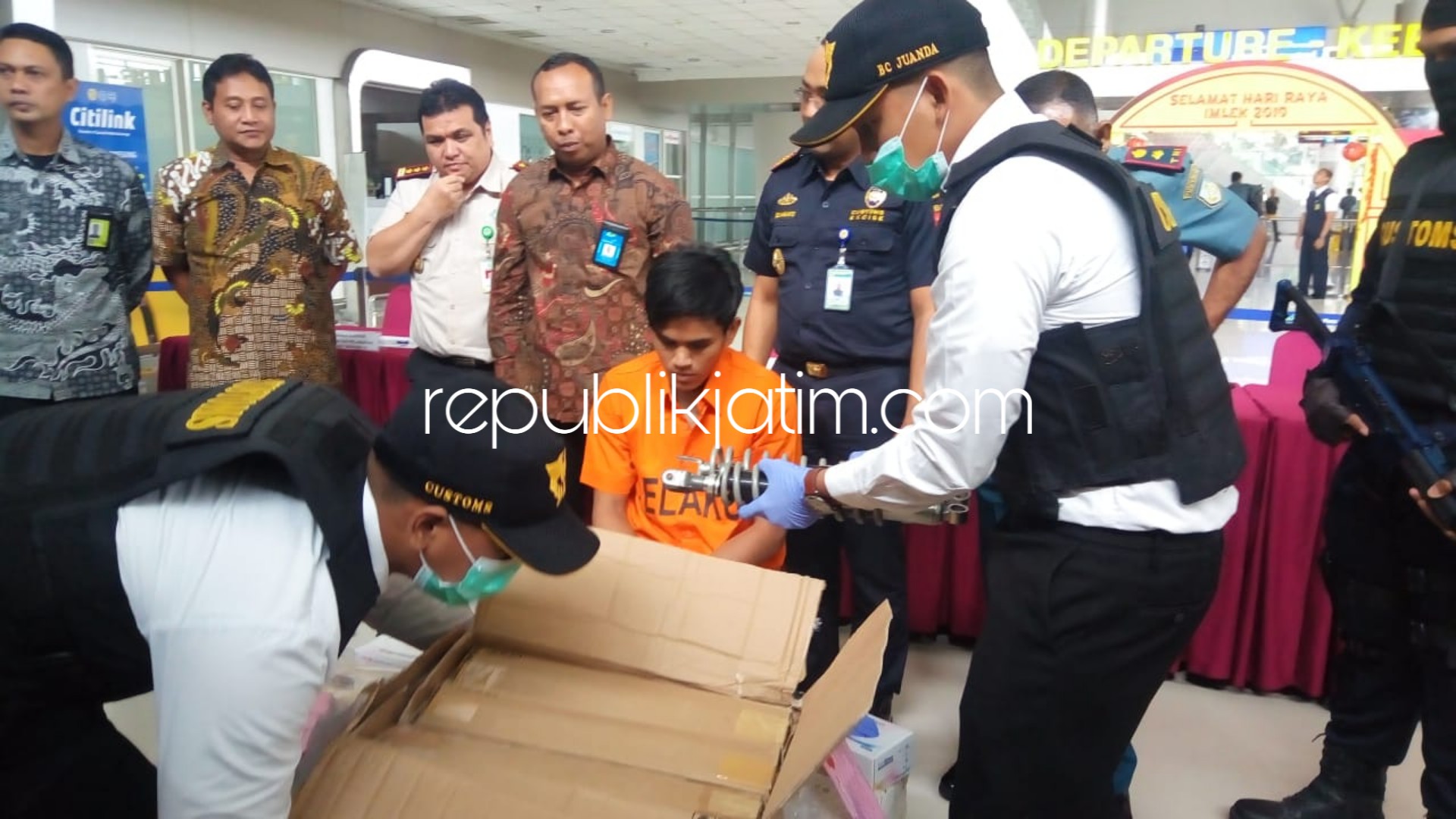 SHOCK BREAKER - Tersangka penyelundupan sabu-sabu, Ahmad Zubari (26) pemuda asal Medan diringkus petugas Customs Narcotics Team (CNT) di Terminal II Bandara Internasional Juanda, Sidoarjo, Jumat (08/02/2019).