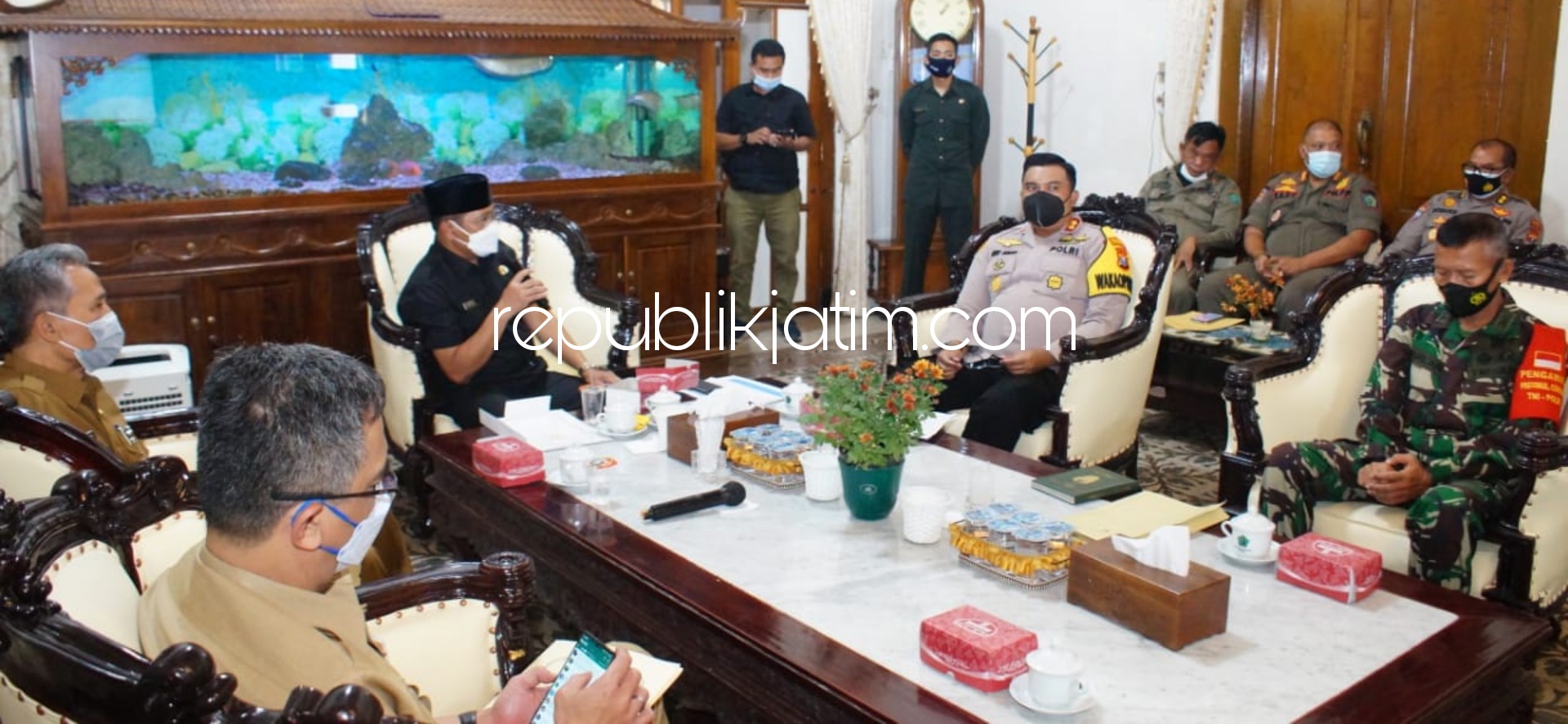 RAKOR - Pj Bupati Sidoarjo, Hudiyono memimpin Rapat Koordinasi (Rakor) penetapan tiga desa dari dua kecamatan yang harus menerapkan PPKM berskala mikro di Pendopo Delta Wibawa, Senin (08/02/2021).