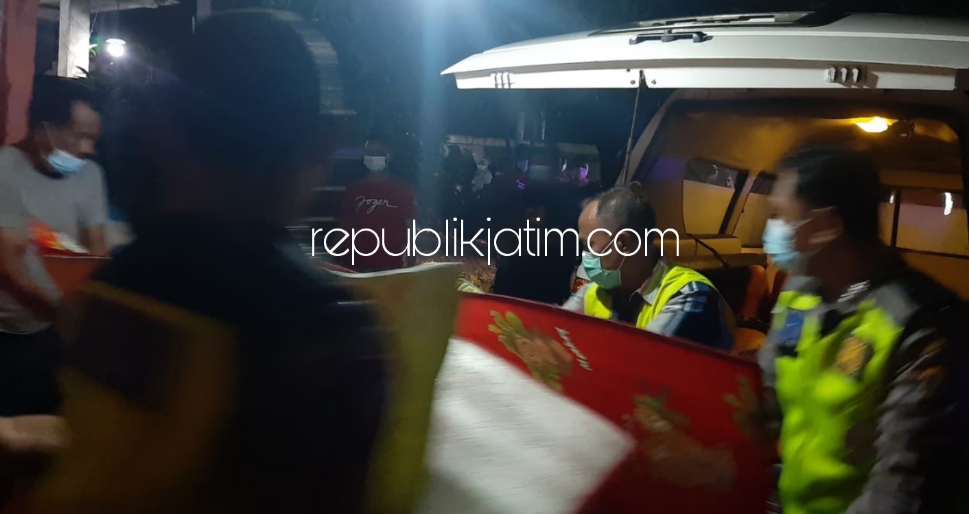 TERTANGKA - Tersangka penganiaya pasangan Seniwati (56) Desa Wonokupang, Balongbendo dan Misto (56) warga Desa Watesari, Balongbendo, Sidoarjo ditangkap anggota Satuan Reskrim, Polresta Sidoarjo, Minggu (07/02/2021) malam.