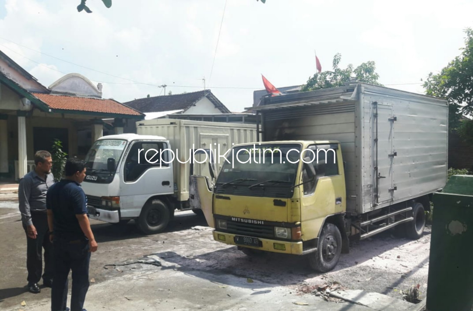 TUNGGU - Tim penyidik Satuan Reskrim, Polresta Sidoarjo masih menunggu hasil Labfor Polda Jatim untuk memastikan penyebab kebakaran dua truk di Desa/Kecamatan Wonoayu, Sidoarjo, Kamis (07/02/2019) dini hari kemarin.